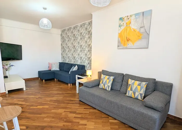 3-Bedroom Apt In Town Square