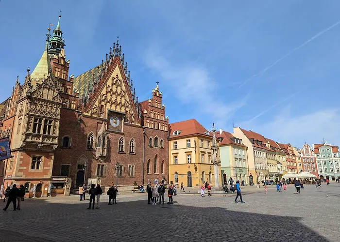 3-Bedroom Apt In Town Square